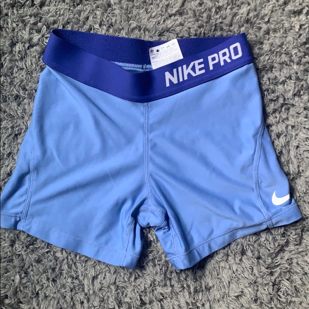 Medium sized in youth but fits as an xs in women’s